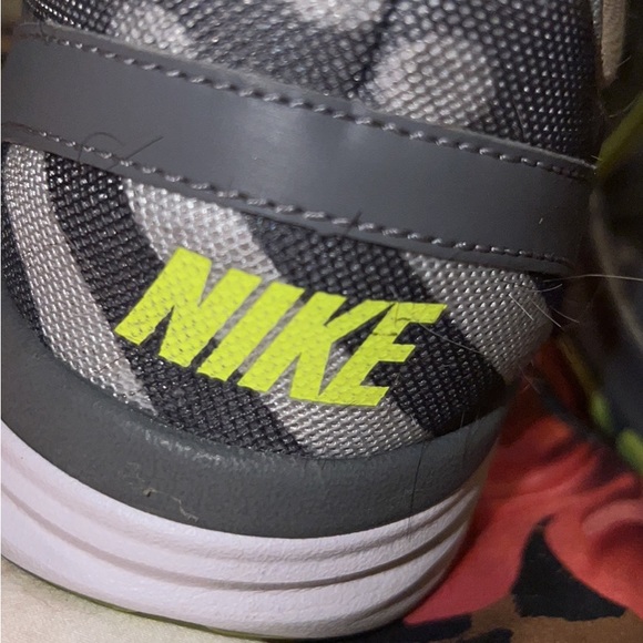 Womens Nikes size 8.5 - Picture 3 of 6